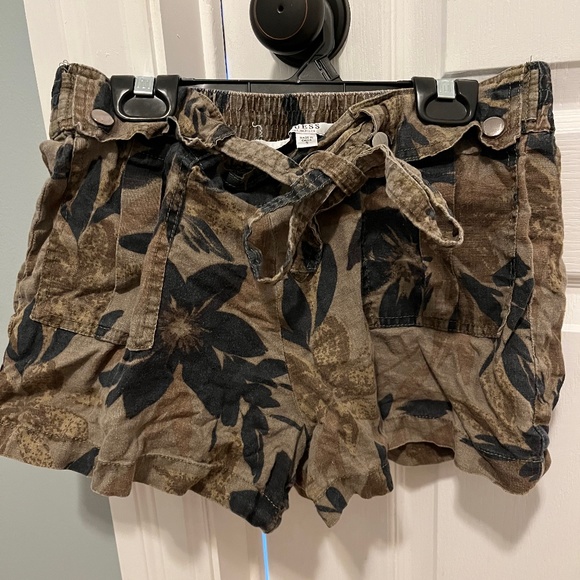 Camo / floral guess shorts - Picture 1 of 3